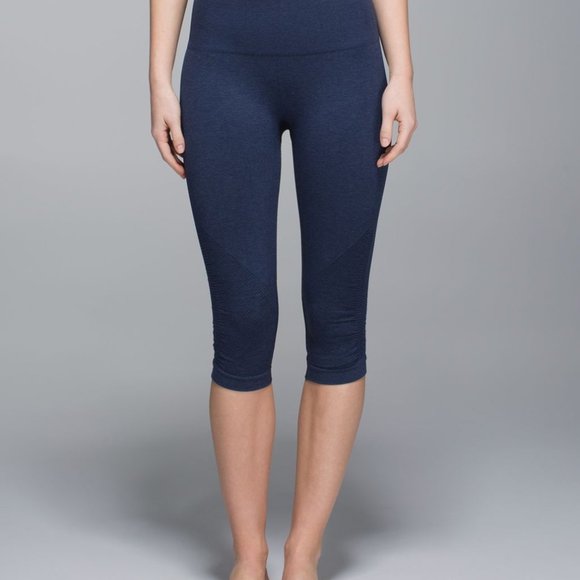 Lululemon In The Flow Crop II Heathered Grayish Purple Capri Scrunch Pants sz 8 - Picture 10 of 12